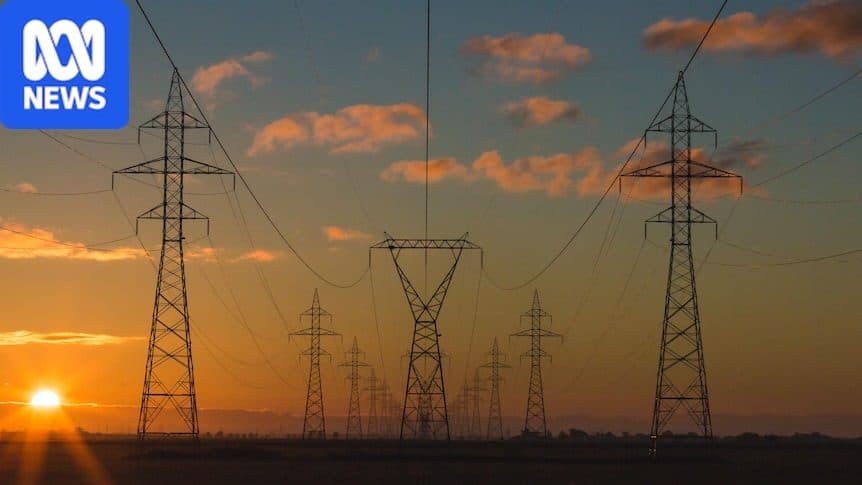 Torres de transmissão de energia elétrica em alta tensão contra um céu laranja ao pôr do sol, com um logotipo da ABC News.