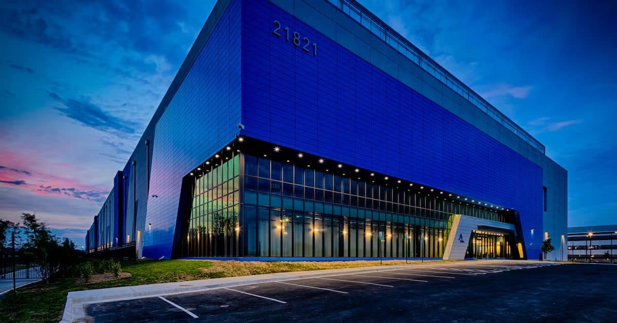 Una struttura di Aligned Data Centers illuminata al tramonto