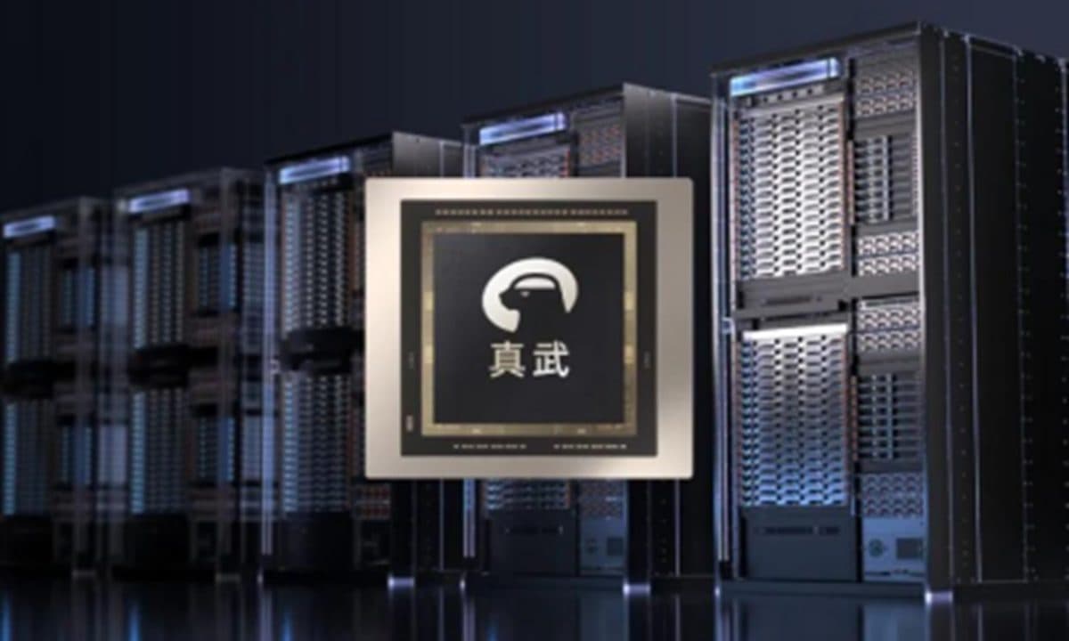 Un render di prodotto di un grande package di processore quadrato con i caratteri cinesi di Zhenwu, sospeso davanti a una fila di rack server scuri.