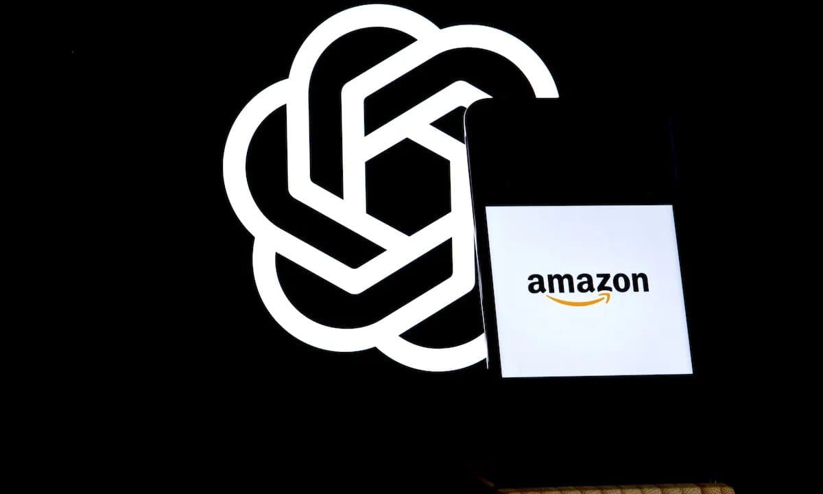 شعار OpenAI على خلفية داكنة مع شعار Amazon على بطاقة بيضاء أمامه