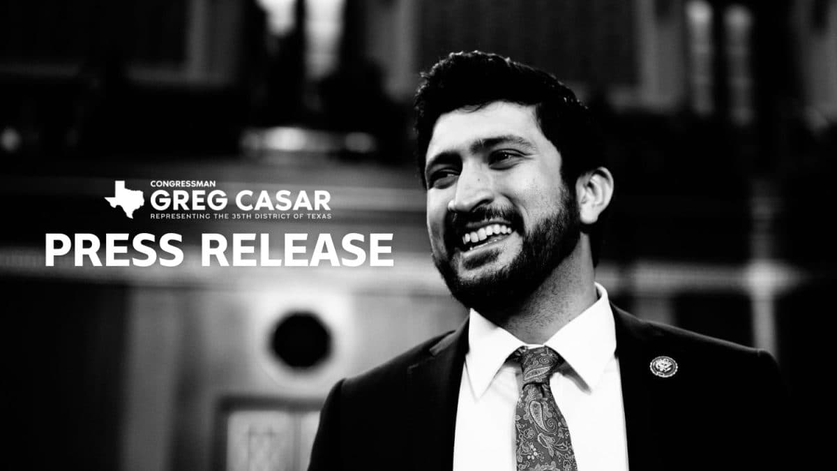 身着西装的众议员 Greg Casar 黑白肖像,出现在其国会办公室的新闻稿横幅上。