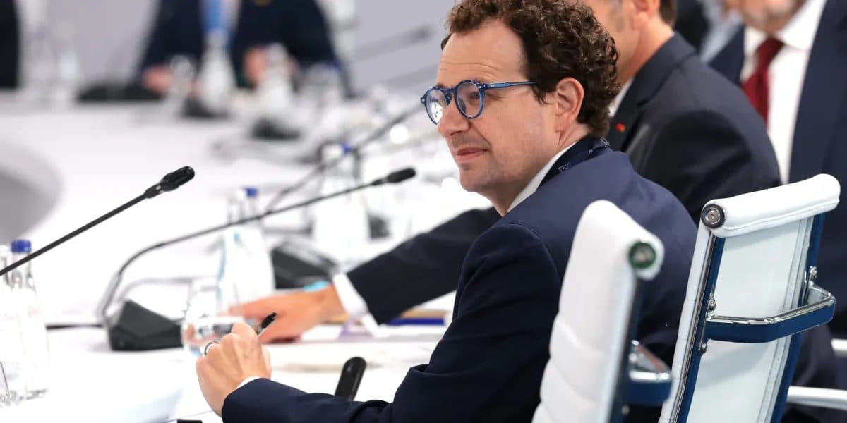 Le directeur général d’Anthropic, Dario Amodei, assis à une longue table de conférence avec des microphones et des délégués lors d’un déjeuner de travail du G7 sur l’innovation et l’IA à Évian-les-Bains, en France, en juin 2026.