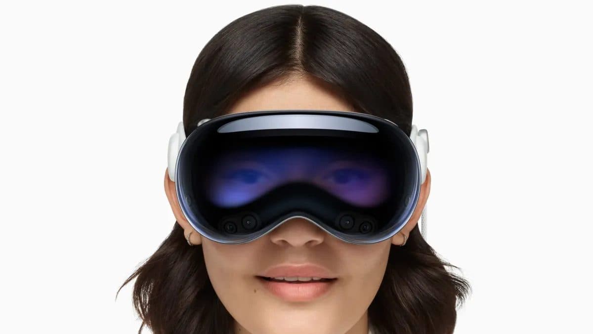Une personne portant un casque Apple Vision Pro.