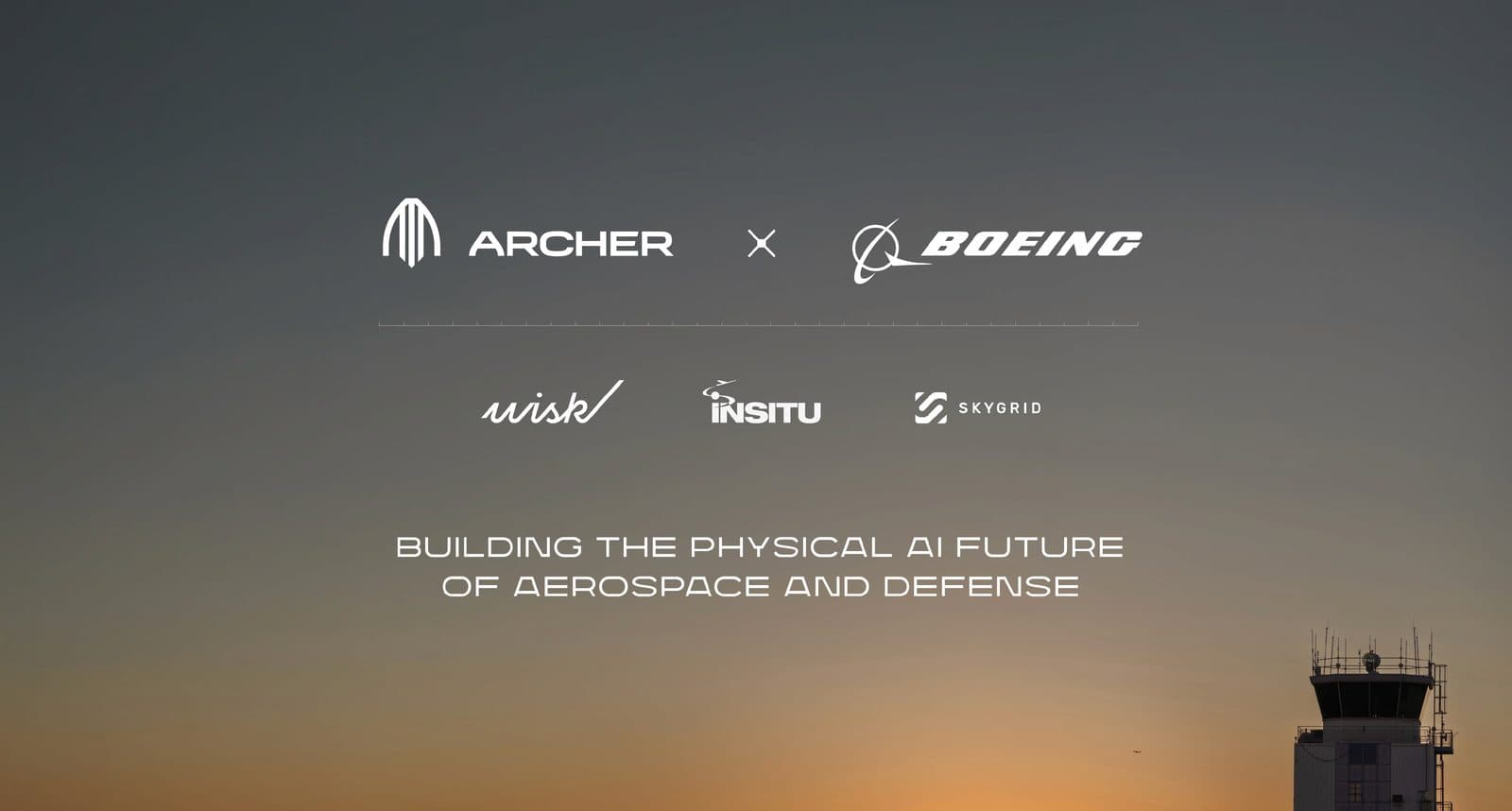 Cartello con il marchio Archer x Boeing e i loghi Wisk, Insitu e SkyGrid sotto, su una foto di una torre di controllo di un aeroporto al tramonto.