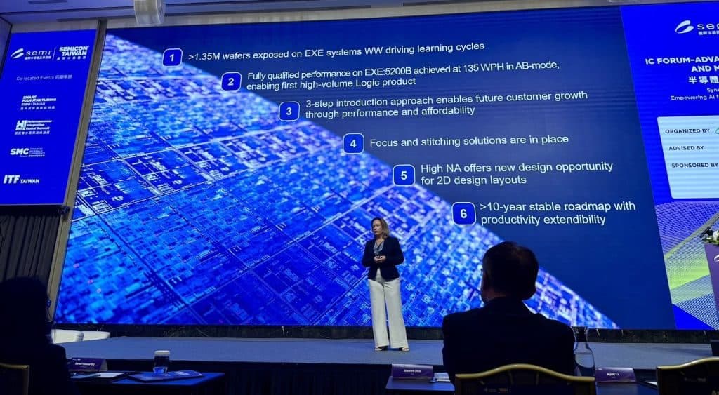 会场舞台上的大屏幕展示 ASML 的 High-NA EUV 幻灯片,列出累计曝光 135 万片晶圆以及 EXE:5200B 达到每小时 135 片晶圆