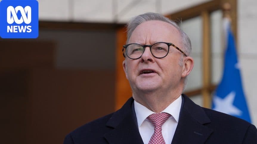 O primeiro-ministro australiano Anthony Albanese falando ao ar livre em frente a uma bandeira da Austrália, da ABC News