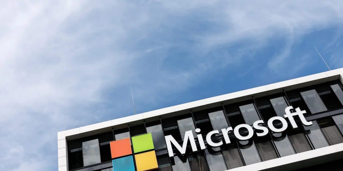 شعار Microsoft واسمها على جانب مبنى مكاتب، ملتقط من الأسفل مقابل السماء