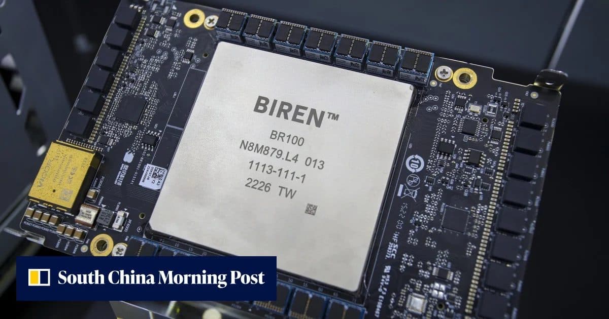 Gros plan sur un accélérateur Biren BR100 monté sur une carte électronique verte, avec un filigrane du South China Morning Post.