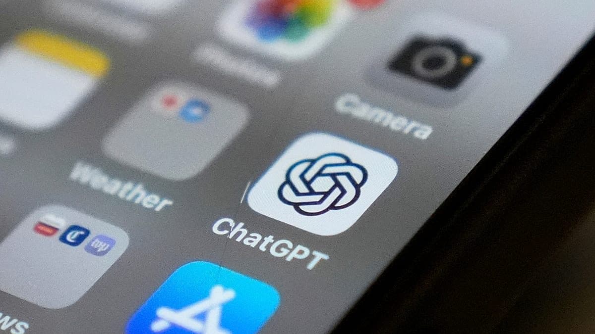 一部智能手机屏幕的特写,显示 ChatGPT 应用图标与其他应用图标并列