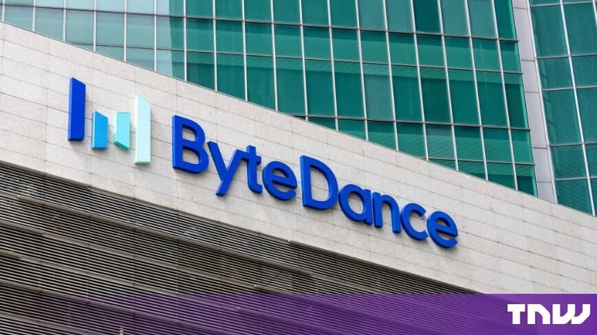 Letreiro e logotipo azuis da ByteDance montados na fachada de um prédio comercial.