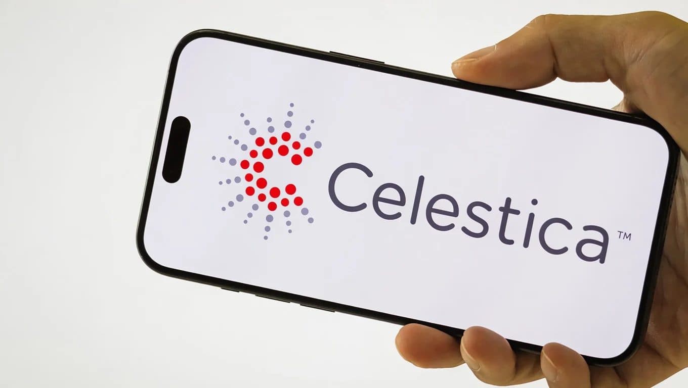 흰색 화면에 Celestica 로고와 워드마크가 표시된 스마트폰을 손에 들고 있는 모습