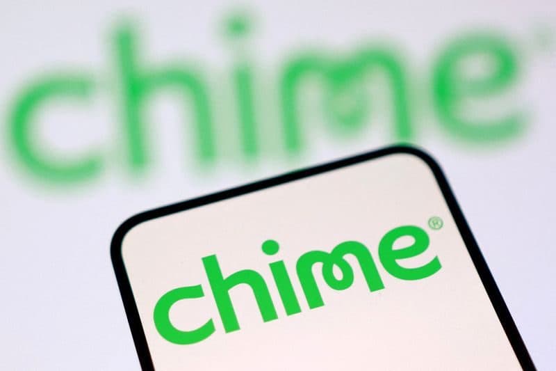 Il logo di Chime su uno schermo di smartphone davanti a un logo Chime più grande e sfocato