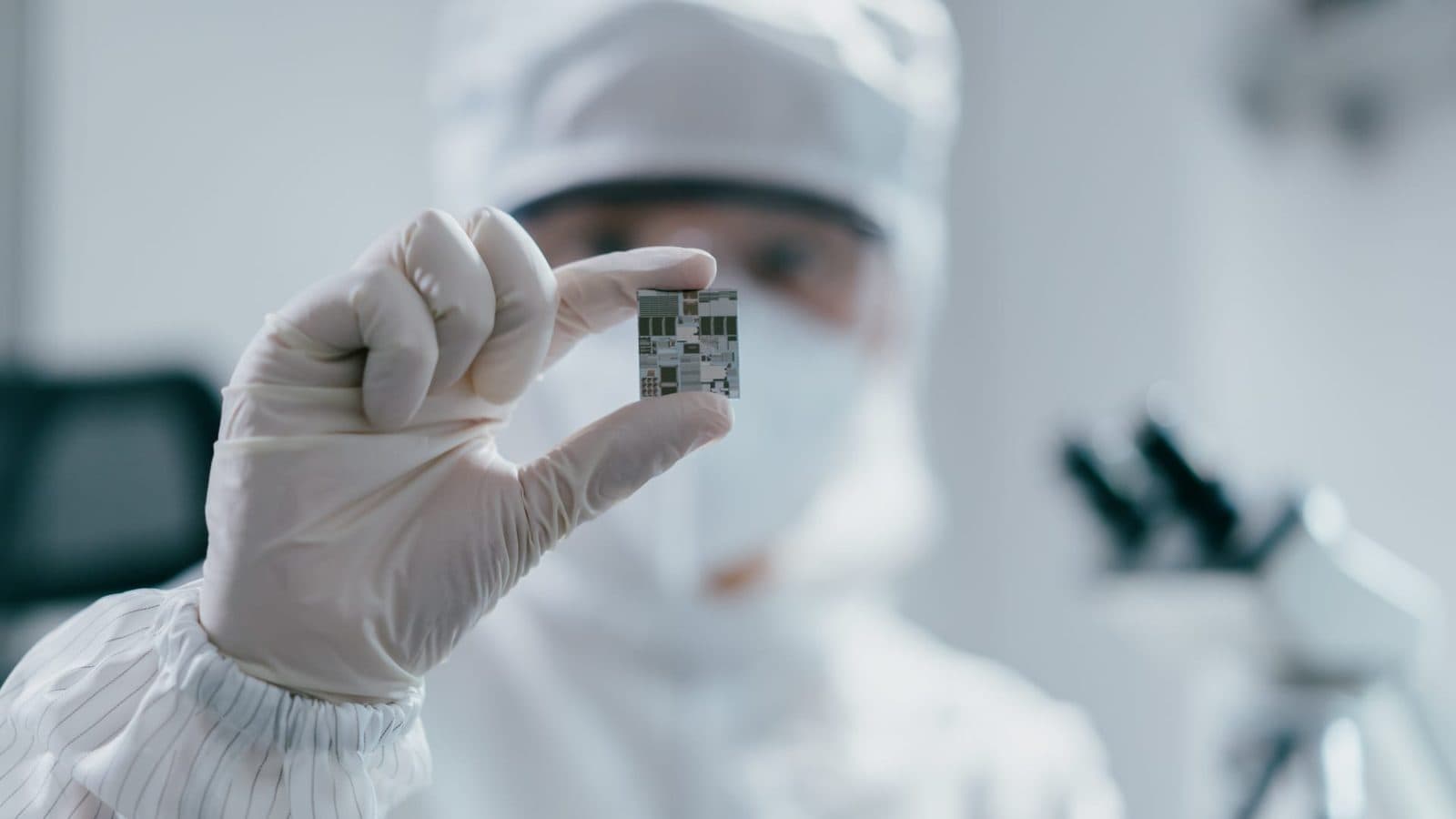 Painel do mercado de ações acompanhando papéis de semicondutores enquanto as ações de chips se recuperam da pior semana desde abril de 2025