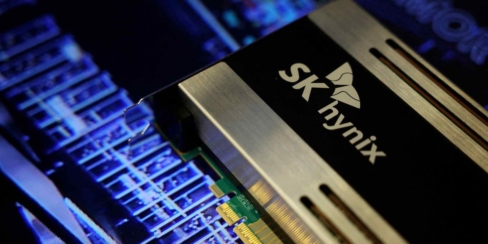 Primo piano di un modulo di memoria SK hynix, con i contatti dorati e il dissipatore brandizzato illuminati in blu