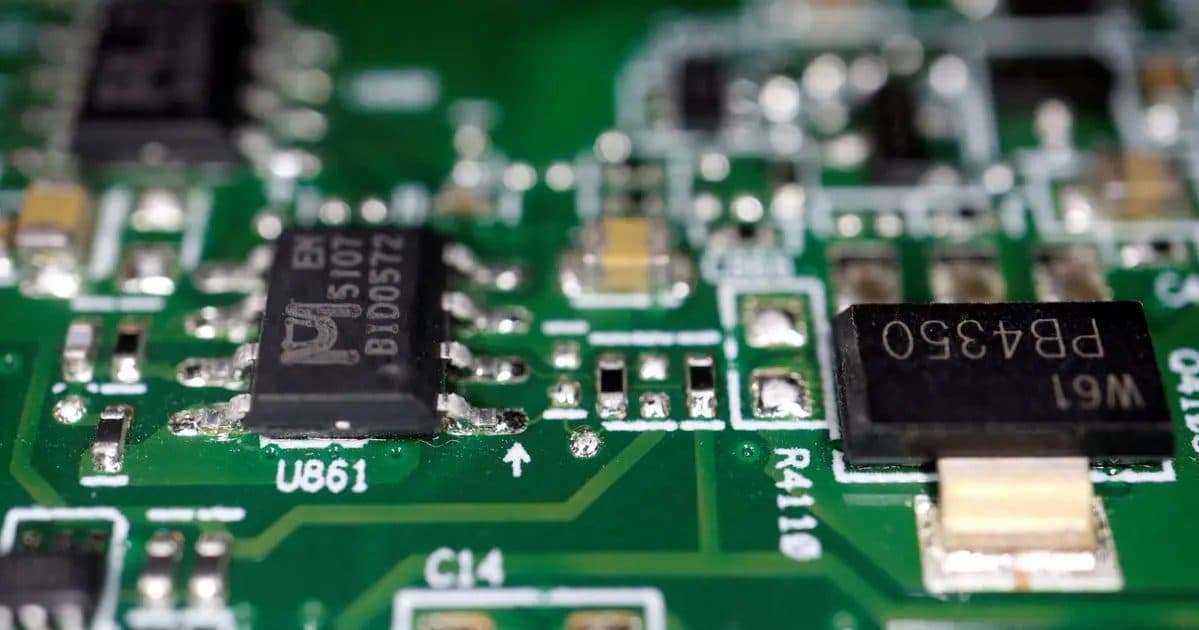 Close-up of memory and controller chips soldered onto a green circuit board