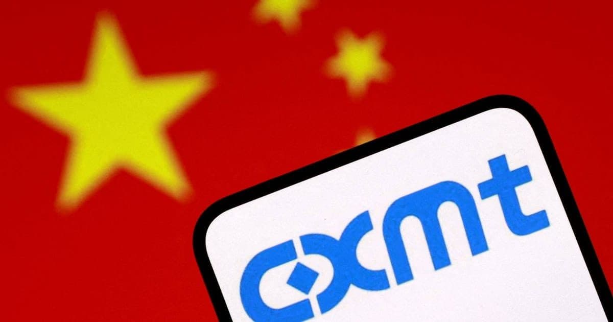 Um celular exibindo o logo da CXMT diante da bandeira da China