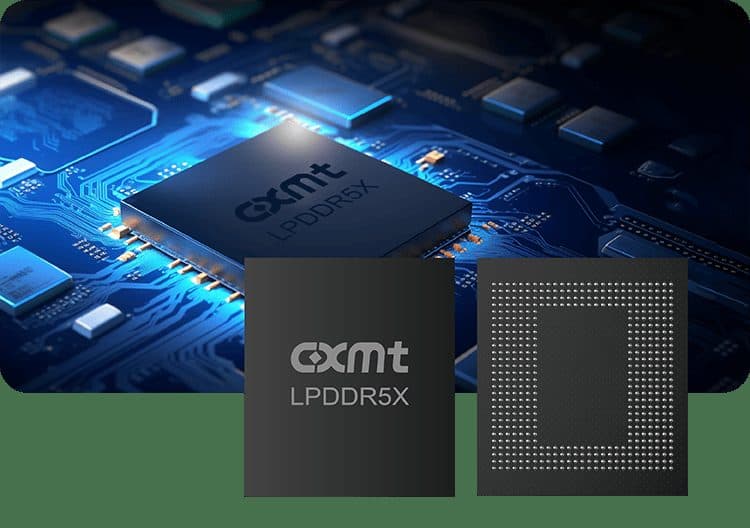 تصوير ترويجي لحزمتين من ذاكرة CXMT، إحداهما موسومة LPDDR5X، فوق لوحة دوائر.