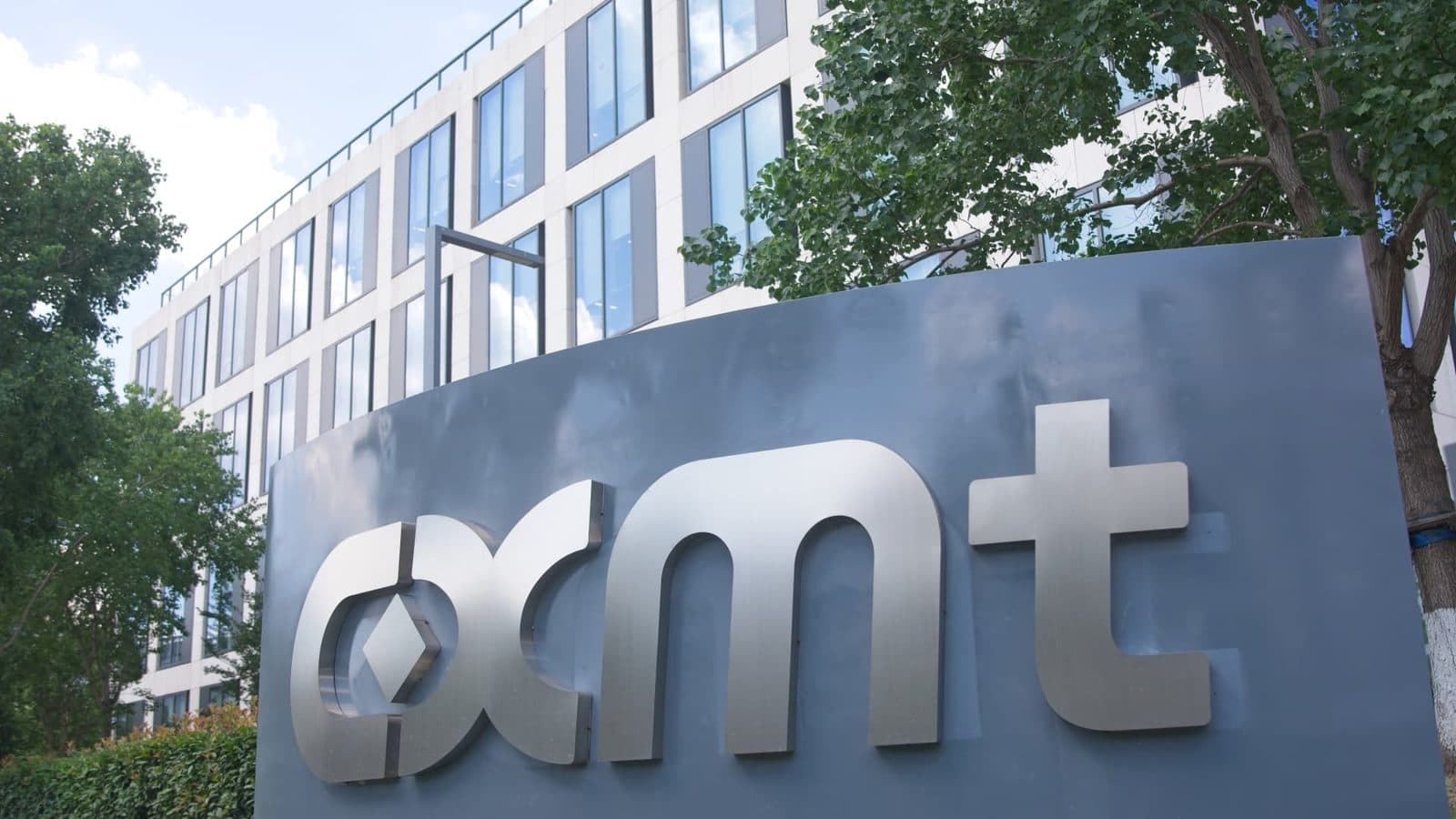 Il marchio CXMT su un grande cartello grigio fuori dagli uffici dell'azienda
