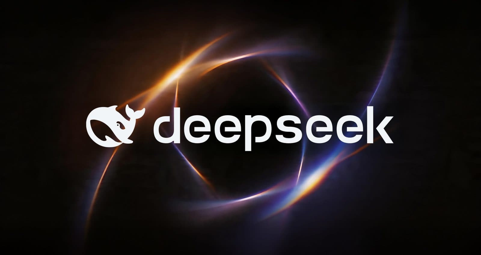 اسم DeepSeek وشعار الحوت باللون الأبيض على خلفية سوداء، مع قوس من الضوء البرتقالي والأزرق يلتف خلفهما.