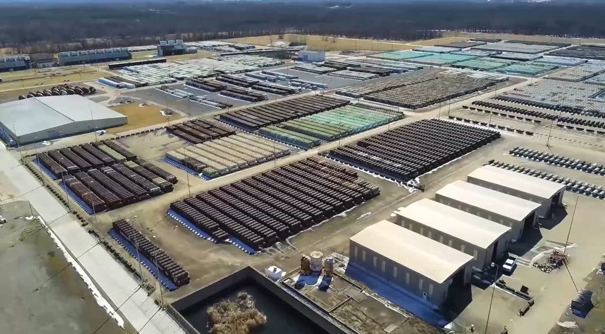 Vue aérienne d’un vaste site industriel et de data centers.