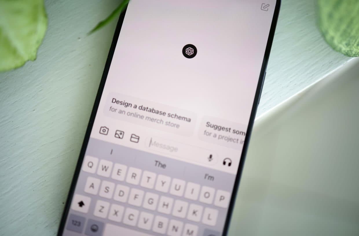Uno smartphone che mostra l'interfaccia di un assistente AI.