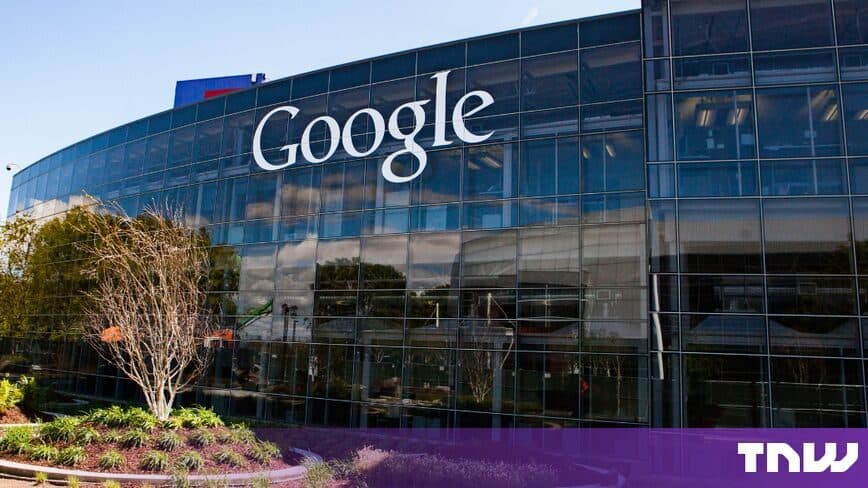 Um prédio de vidro do Google atrás de árvores, com marca d'água da TNW