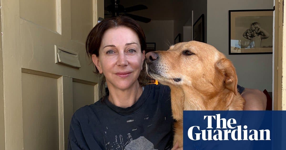 Ruth Fowler, scénariste et productrice citée à l’antenne dans le reportage, photographiée chez elle à Los Angeles avec son chien.