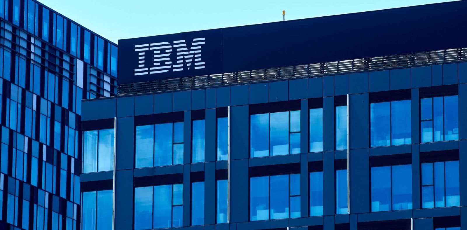 Il logo IBM su un edificio per uffici