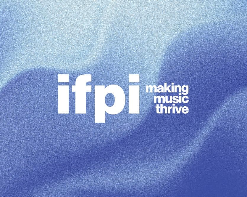 파란 배경 위에 'making music thrive'라는 문구가 함께 보이는 IFPI 로고.