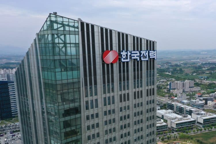 The Korea Electric Power Corporation headquarters tower, its Korean-language KEPCO signage across the upper facade.