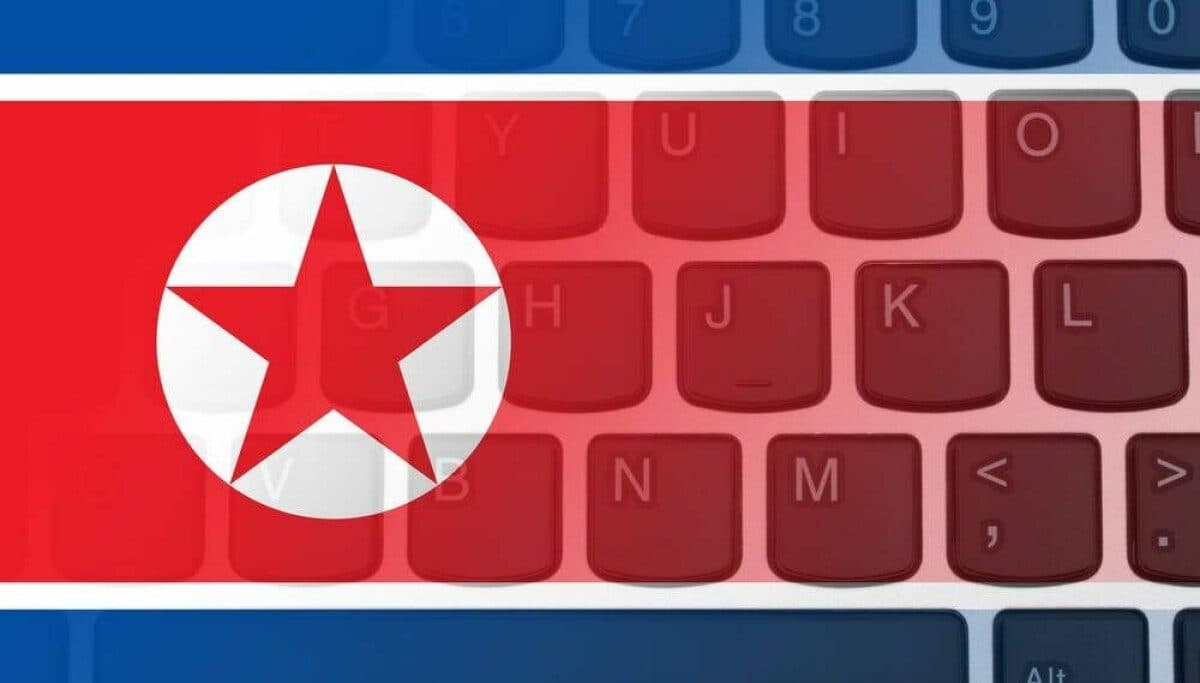 La bandera de Corea del Norte superpuesta sobre un teclado de portátil, con su estrella roja centrada sobre las teclas.