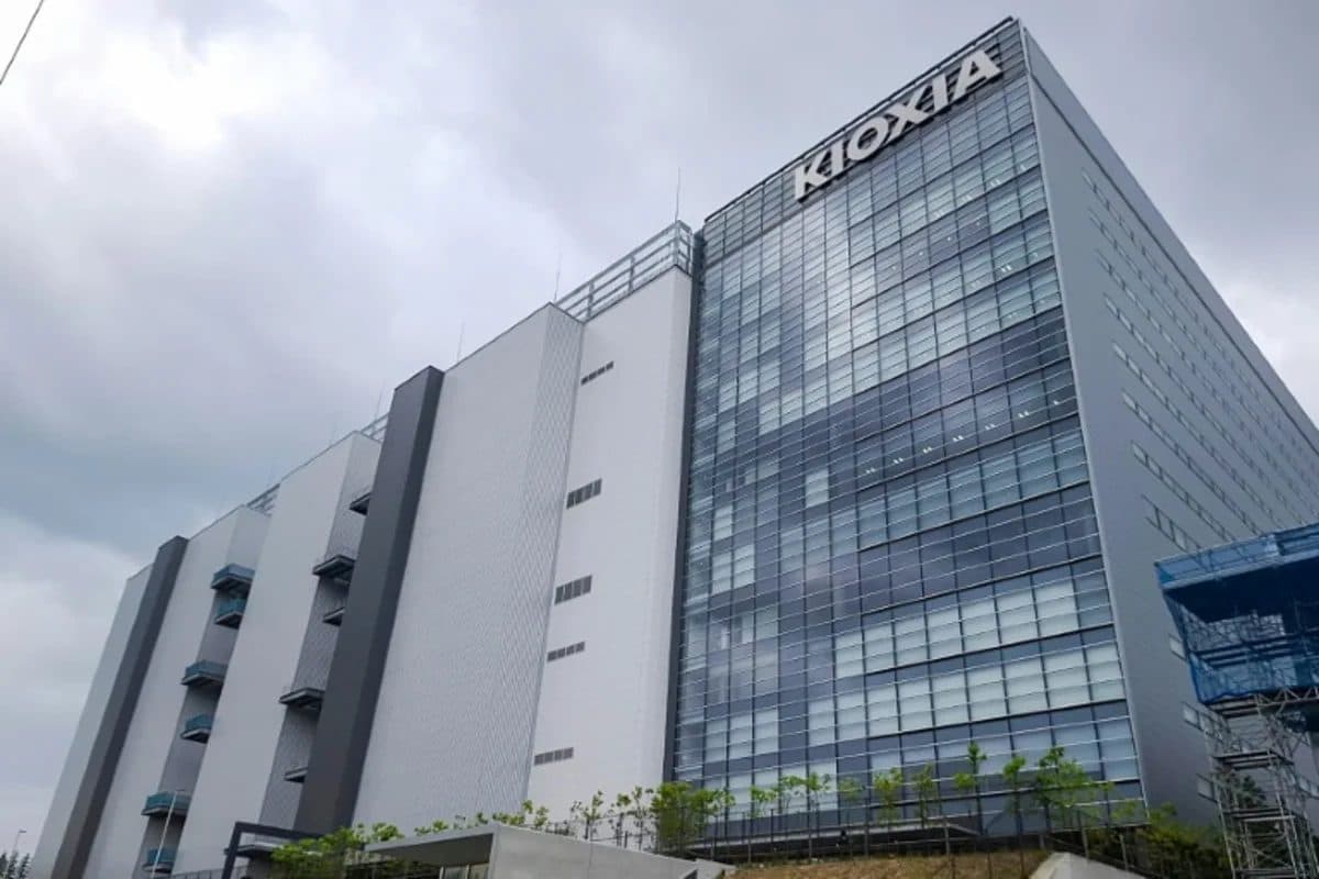 L’esterno di un edificio Kioxia, con il nome dell’azienda montato sulla facciata.