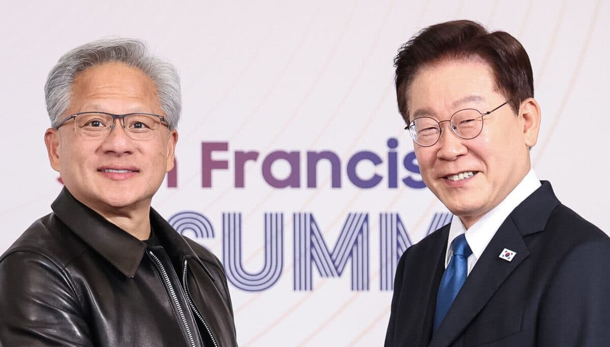 El consejero delegado de Nvidia, Jensen Huang, estrecha la mano del presidente surcoreano Lee Jae-myung frente a un telón de fondo de la cumbre en San Francisco