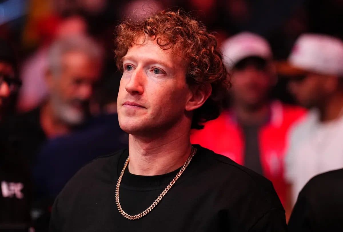 Mark Zuckerberg مصور وسط حشد في فعالية عامة، مرتديًا قميصًا أسود وسلسلة ذهبية.