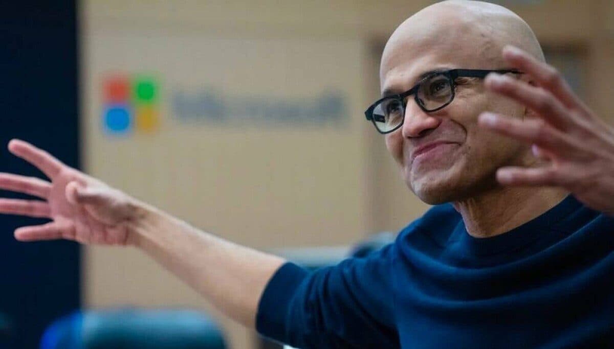 Il CEO di Microsoft Satya Nadella davanti al logo dell’azienda.