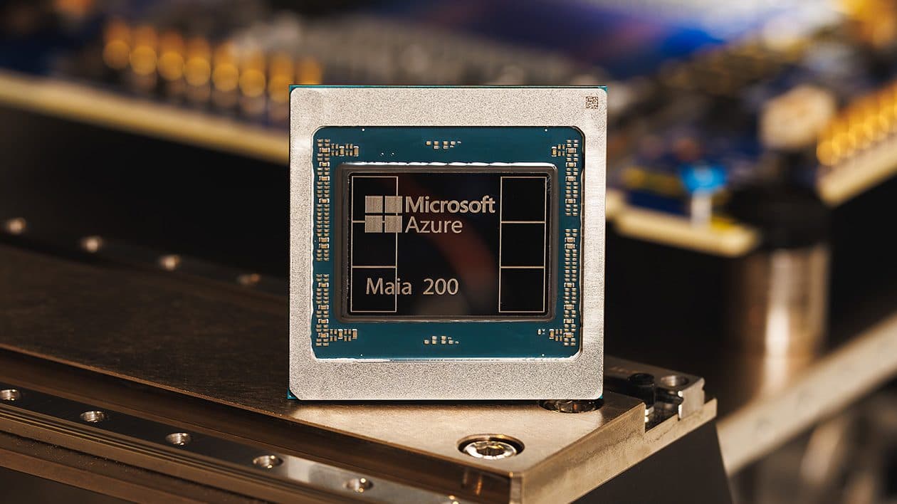Um pacote de processador Microsoft Azure Maia 200, identificado no dissipador de calor, erguido acima de uma placa de circuito