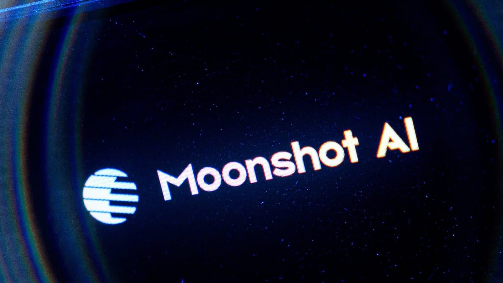 اسم Moonshot AI وشعارها الدائري باللون الأبيض على بطاقة علامة تجارية زرقاء داكنة.