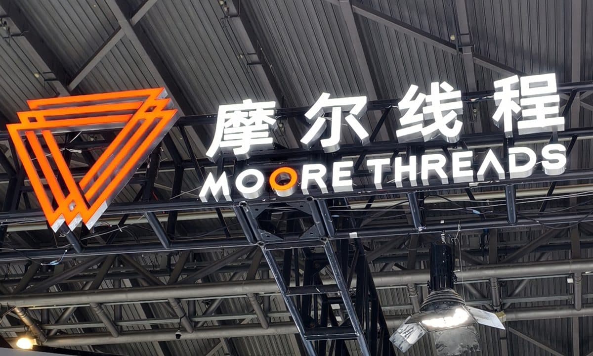 Insegna Moore Threads in cinese e inglese montata sopra uno stand espositivo