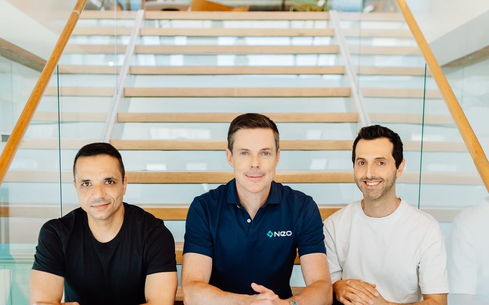 Les trois cofondateurs de Neo, vétérans de SentinelOne et de l’unité 8200, dans les bureaux de l’entreprise après son lancement à 100 millions de dollars