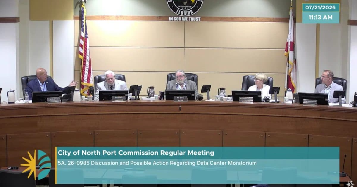 Uma imagem de vídeo da comissão da cidade de North Port sentada em sua bancada, com a legenda na tela "Discussion and Possible Action Regarding Data Center Moratorium".