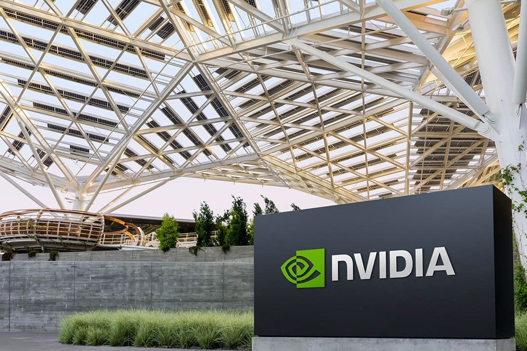 Знак Nvidia у штаб-квартиры компании под белым навесом с солнечными панелями