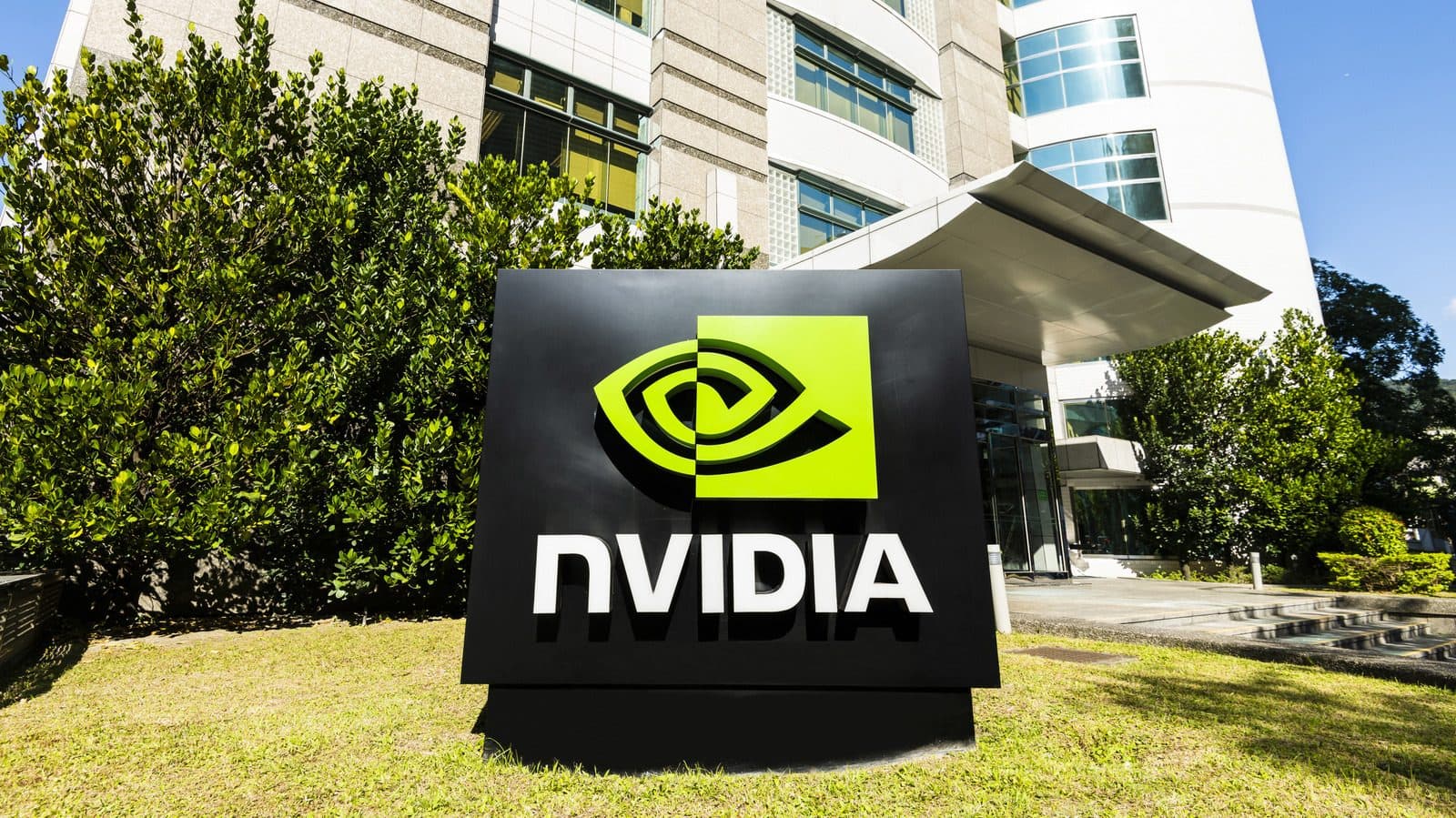 شعار Nvidia على لافتة سوداء كبيرة خارج مقر الشركة.