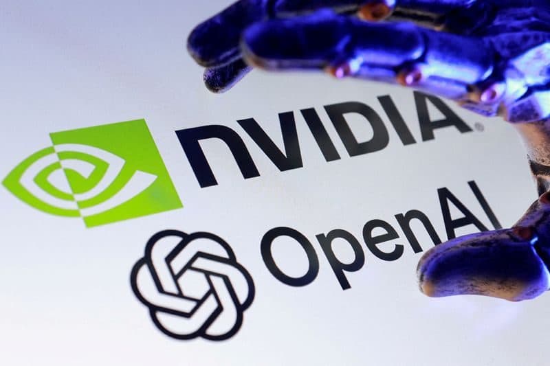 رسم توضيحي من وكالة أنباء: شعاري Nvidia وOpenAI مطبوعان على سطح أبيض مع يد آلية مضاءة باللون الأرجواني تمتد عبرهما.
