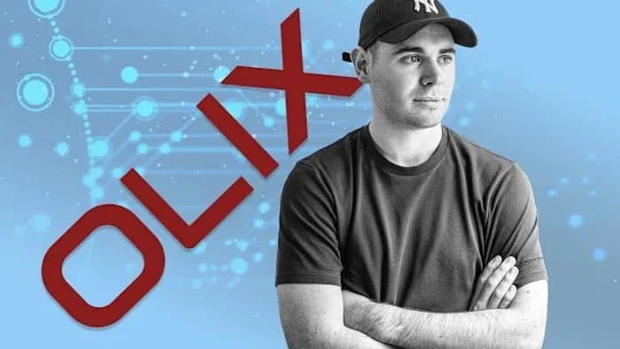 Le logo OLIX à côté du portrait en noir et blanc d'un homme portant une casquette de baseball, les bras croisés, sur un motif de circuit bleu pâle.