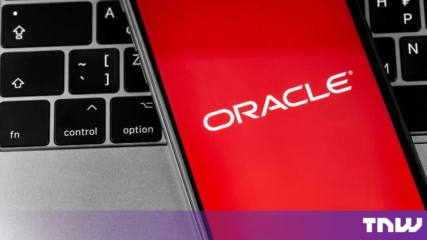 Il logo di Oracle visualizzato sullo schermo di un laptop.