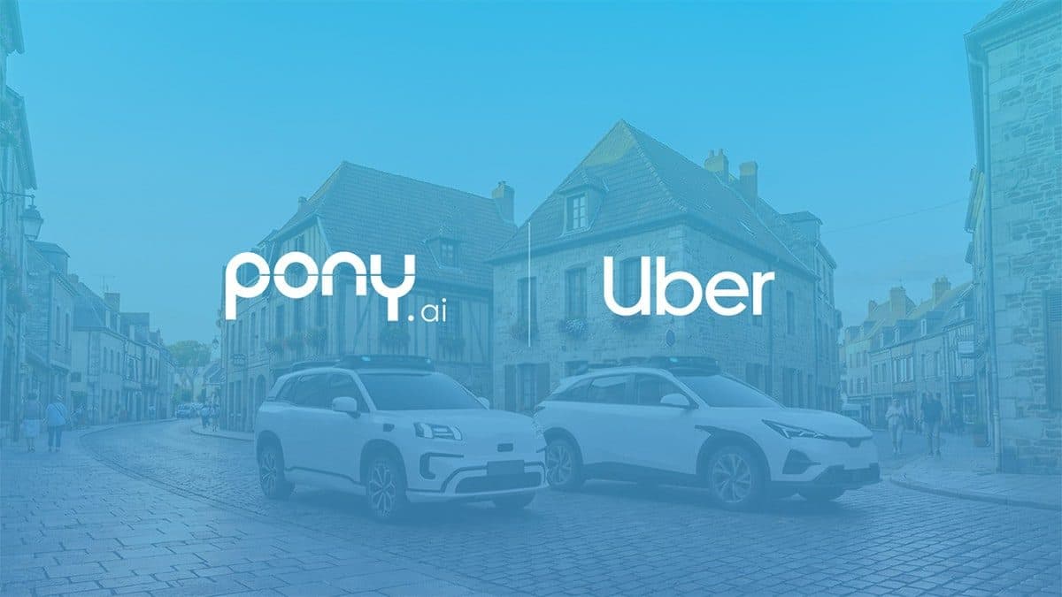 연한 파란색 홍보 그래픽에 Pony.ai와 Uber 워드마크가 나란히 있고, 유럽 거리 위에 로보택시 두 대가 배치돼 있다.