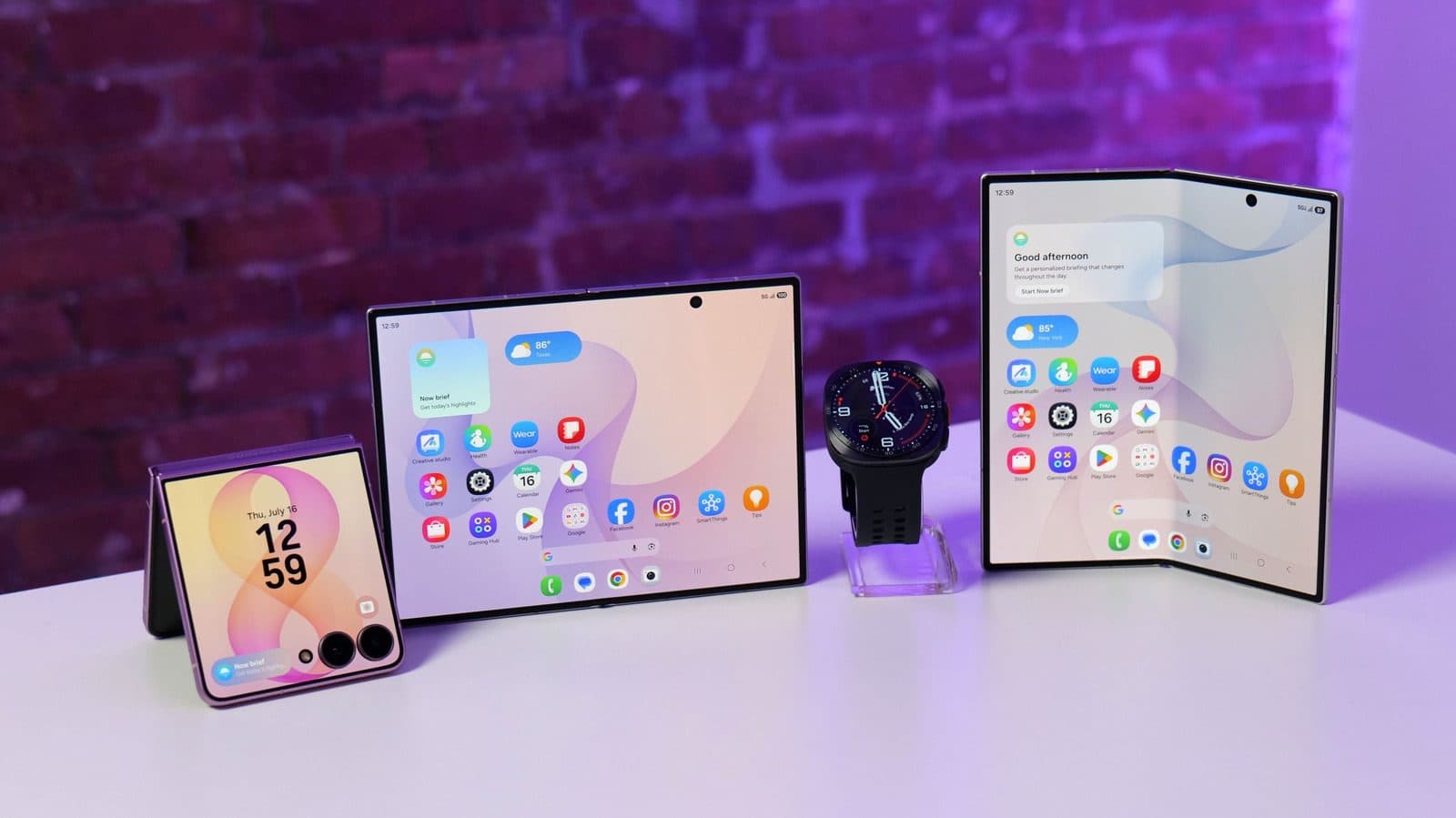 Los nuevos plegables Galaxy de Samsung y un Galaxy Watch sobre una mesa