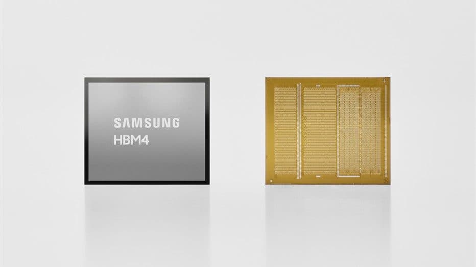 Uno stack di memoria HBM4 Samsung fotografato su uno sfondo grigio uniforme accanto al substrato interposer dorato.