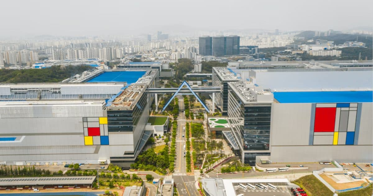 منظر جوي لمجمع Samsung لأشباه الموصلات في Hwaseong، مع مباني التصنيع والمساحات الخضراء