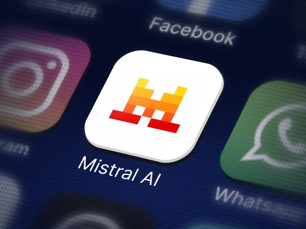 L’icône de l’application Mistral AI sur l’écran d’accueil d’un smartphone